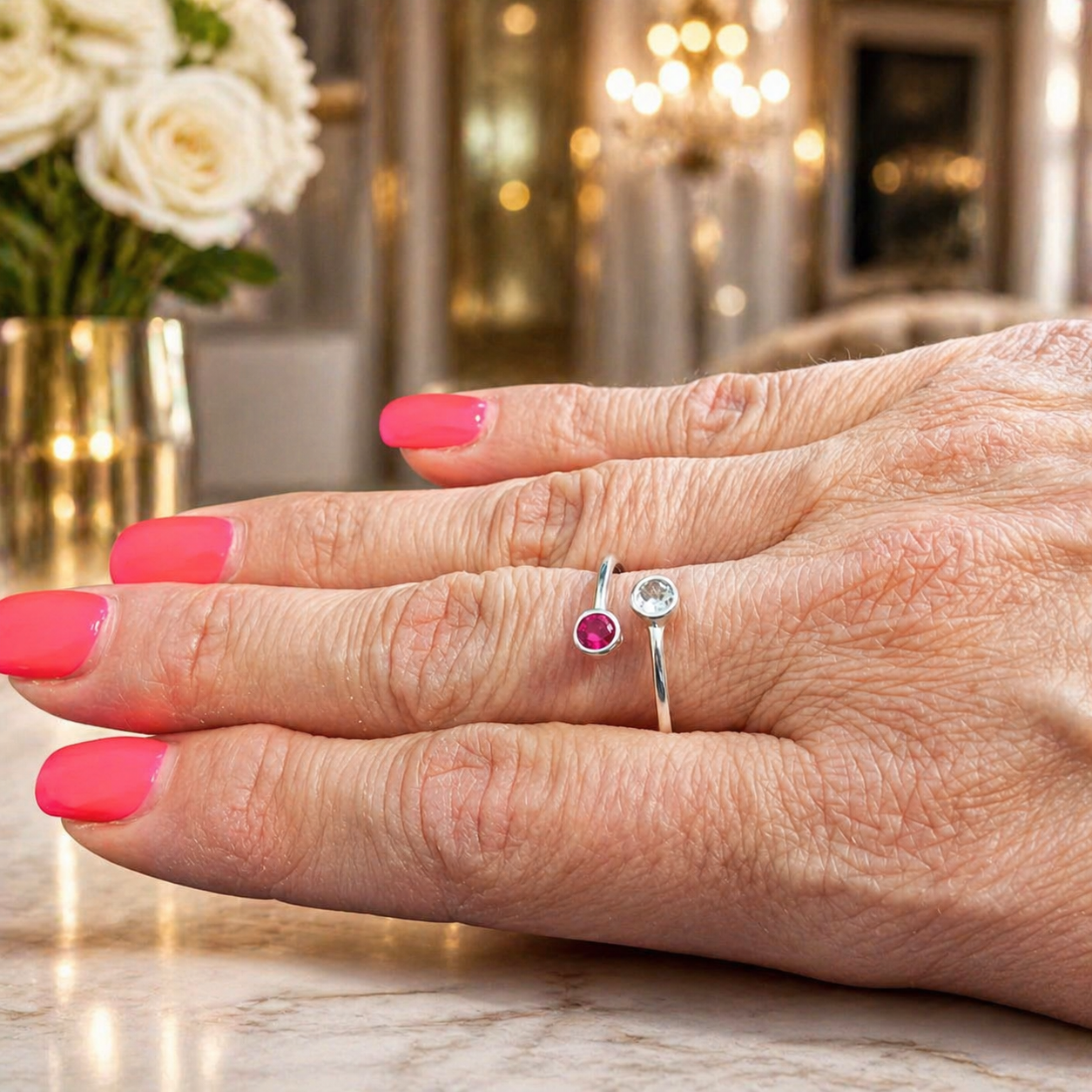 Detalii zirconiu transparent si roz fucsia inel argint deschis