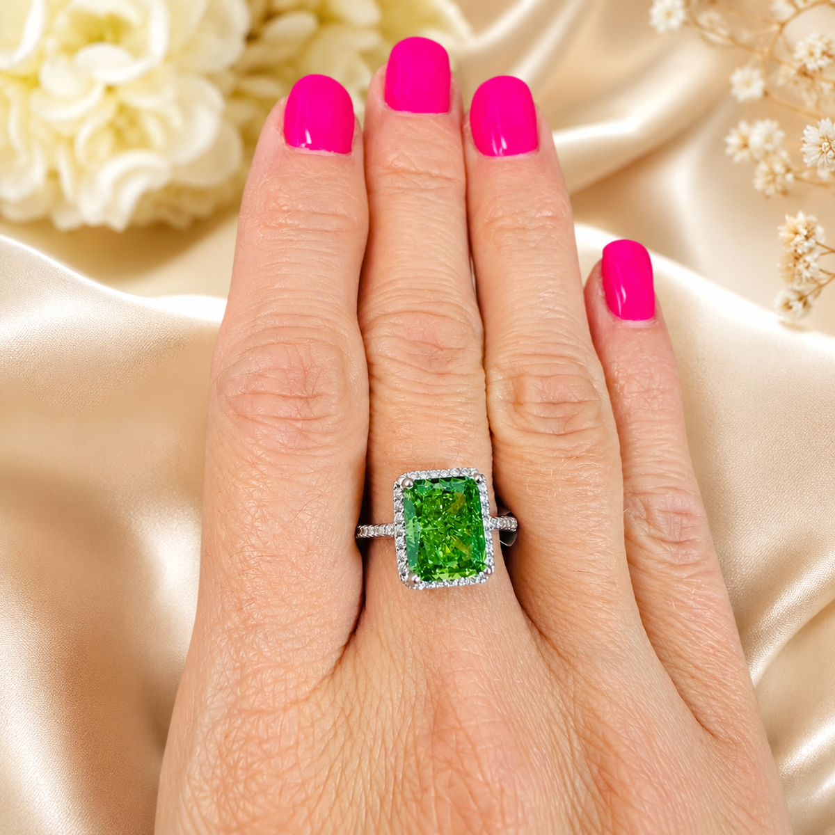Inel din Argint 925 Green Royal Halo – cu Zirconiu Verde Smarald 10x8 mm, Eleganță Clasică și Strălucire Premium. ID557