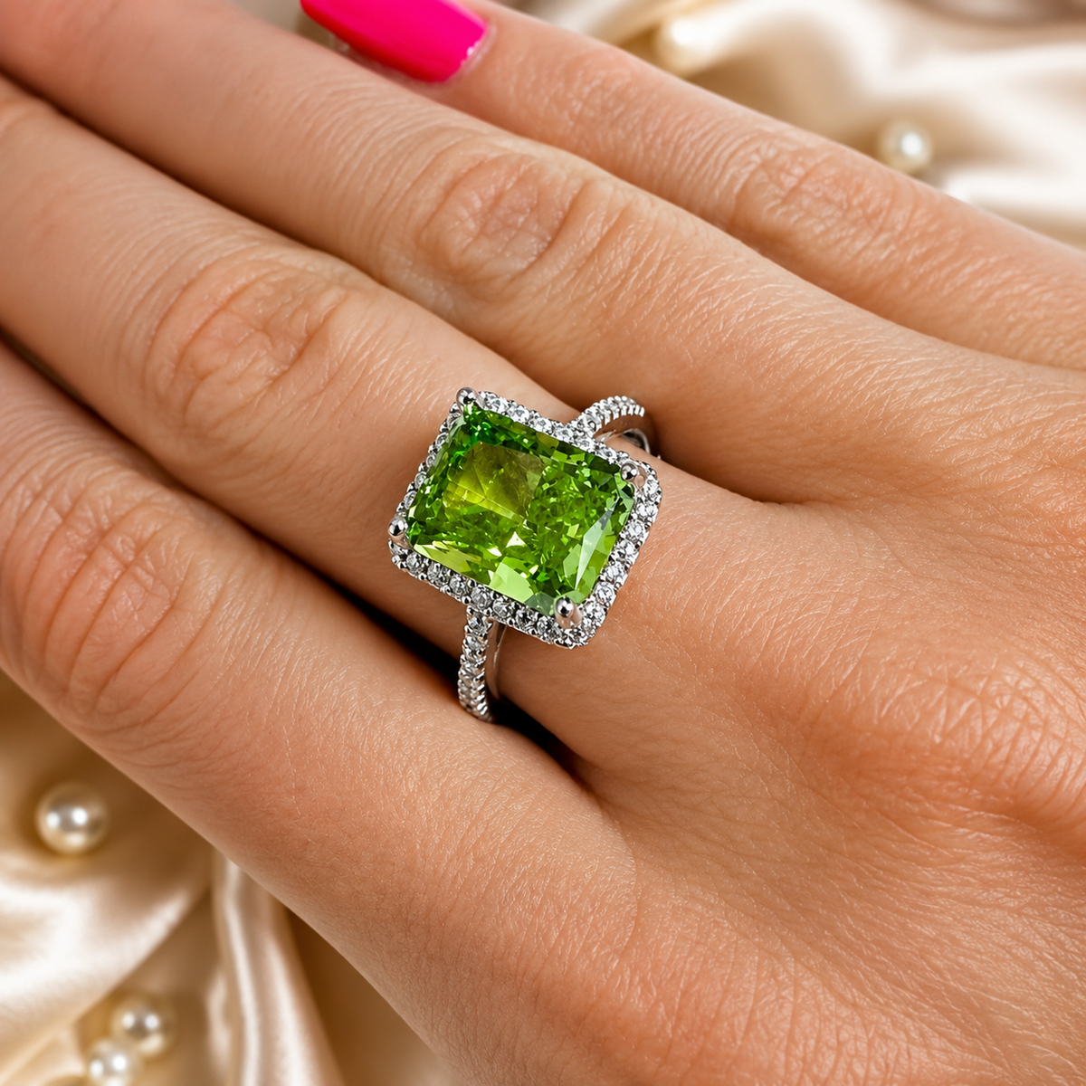 Inel din Argint 925 Green Royal Halo – cu Zirconiu Verde Smarald 10x8 mm, Eleganță Clasică și Strălucire Premium. ID557