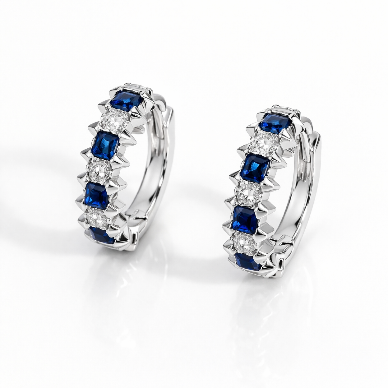 Cercei Argint 925 cu Zirconii Albastre și Albe, 14 mm – Eleganță Modernă, Finisaj Premium. CD524