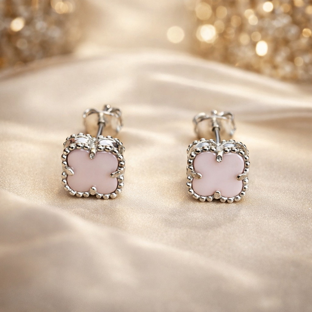 Cercei Argint 925 Rodiat cu Sidef Roz 8 mm – Model Trifoi Elegant, Sistem Șurub, Cadou Cutie Premium. CD376