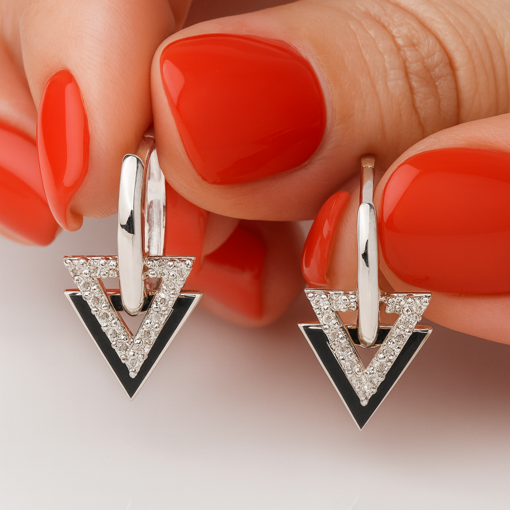 Cercei din argint 925 cu zirconii strălucitoare – design triunghiular, simbol al echilibrului feminin in mana

