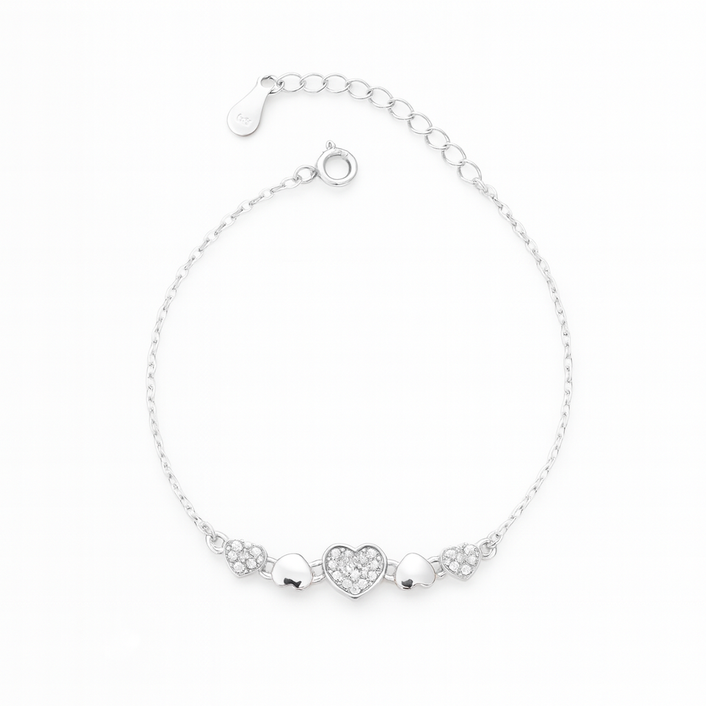 Brățară elegantă din argint 925 rodiat cu inimioare strălucitoare și lanț subțire, lungime ajustabilă 16+3 cm, fotografiată pe fundal alb lucios tip e-commerce, simbol al iubirii și rafinamentului feminin.