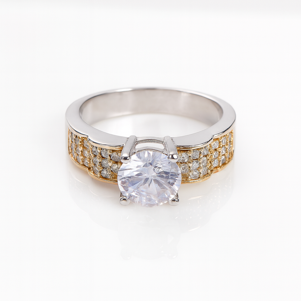 inel din argint 925 cu piatră cubic zirconia și detalii pavé, pe fundal alb lucios