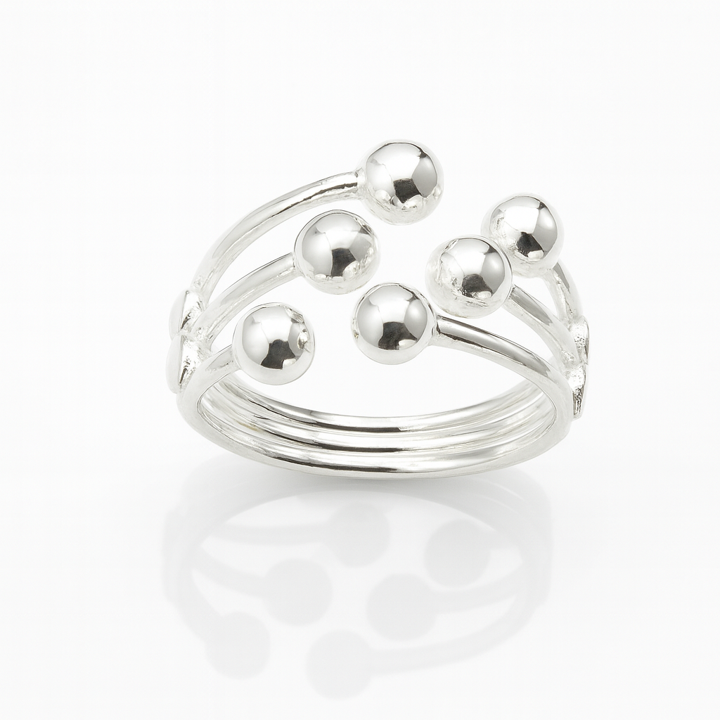 Inel reglabil din argint 925 cu biluțe lucioase pe fundal alb, bijuterie elegantă pentru feme
