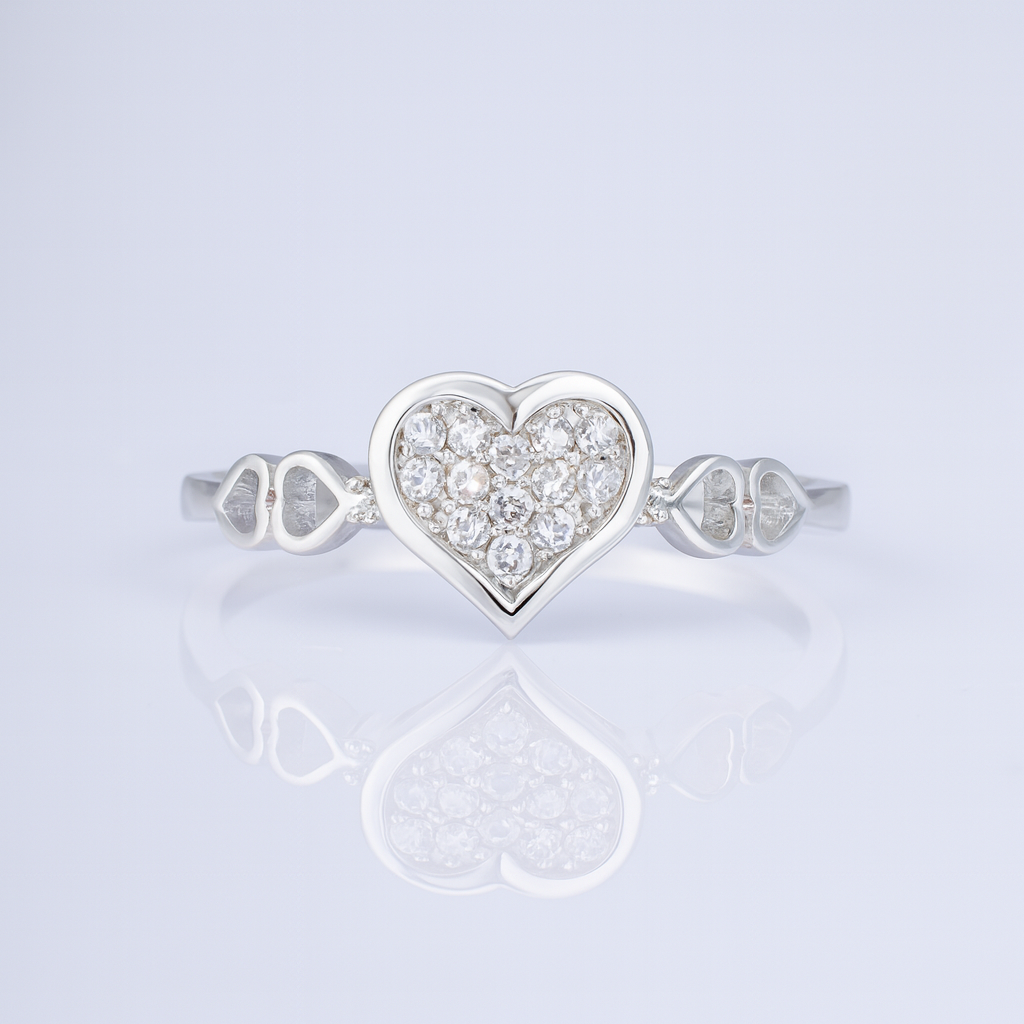Inel din argint 925 cu inimă și pietre strălucitoare, bijuterie elegantă pentru femei, simbol al iubirii pure, livrat cu cutie cadou și certificat de conformitate, fundal lucios
