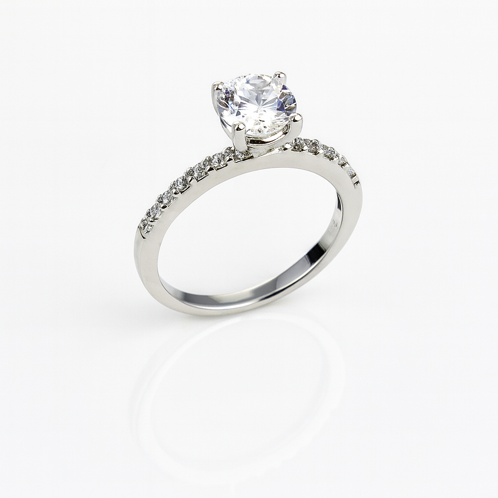 Inel de logodnă din argint 925 cu piatră strălucitoare, montură elegantă cu detalii fine pe bandă, fundal alb lucios tip e-commerce, bijuterie autentică marcată și verificată ANPC.