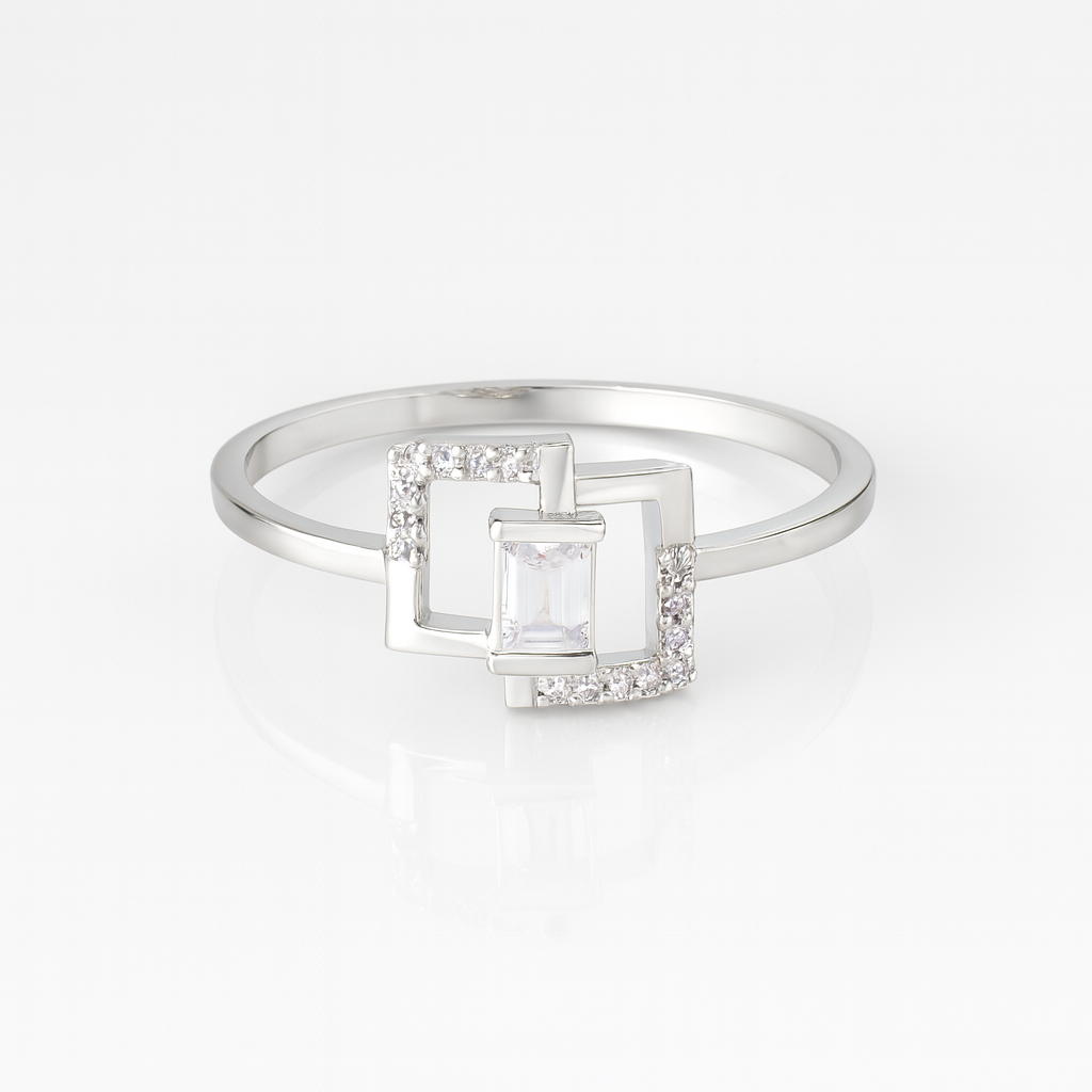 Inel rafinat din argint veritabil, 1.2 grame, cu detalii fine și simbol al echilibrului, prezentat pe fundal alb pentru magazin online.