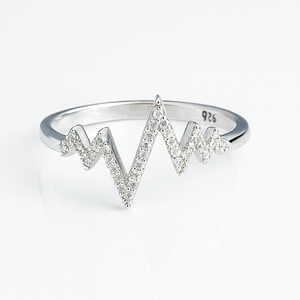 Inel din argint 925 cu design linia vieții și zirconii strălucitori, simbol al energiei și iubirii de viață, fotografiat pe fundal alb  pentru prezentare elegantă tip e-commerce.