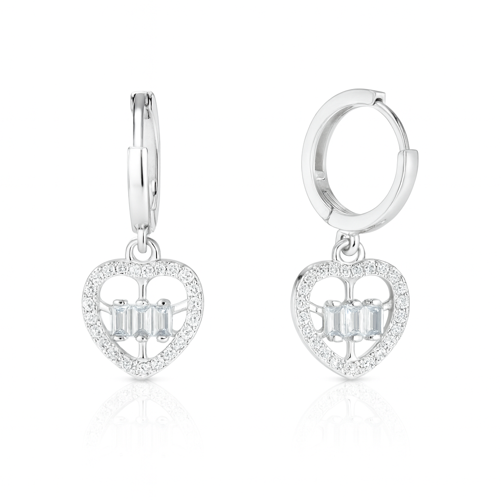 Cercei inimă din argint 925 cu pietre baguette și zirconii strălucitoare, 3.2 grame, pe fundal alb lucios, prezentare profesională e-commerce.
