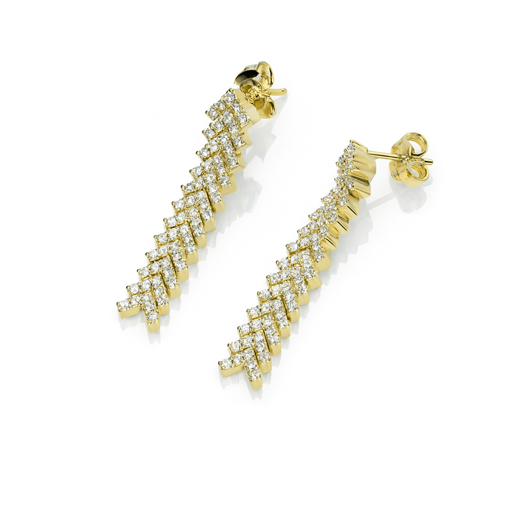 Cercei lungi din argint 925 placat cu aur 14K, cu zirconii strălucitoare, fotografiați pe fundal alb lucios, bijuterii elegante pentru femei, 4.3 grame.