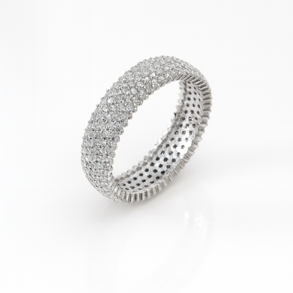 Inel eternity din argint 925 pentru femei, cu zirconii albe micro pave, finisaj lucios, greutate aproximativ 3.5 grame, prezentat pe fundal alb lucios, bijuterie elegantă cu cutie cadou, factură și certificat de conformitate.