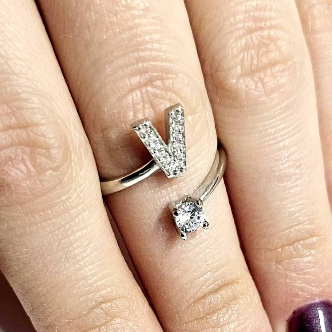 Inel reglabil cu initiala V din argint 925