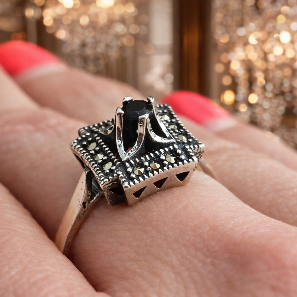Inel Argint 925 cu Marcasite și Onyx Negru – Model Vintage Elegant, Design Pătrat, Bijuterie Rafinatǎ pentru Femei. ID510