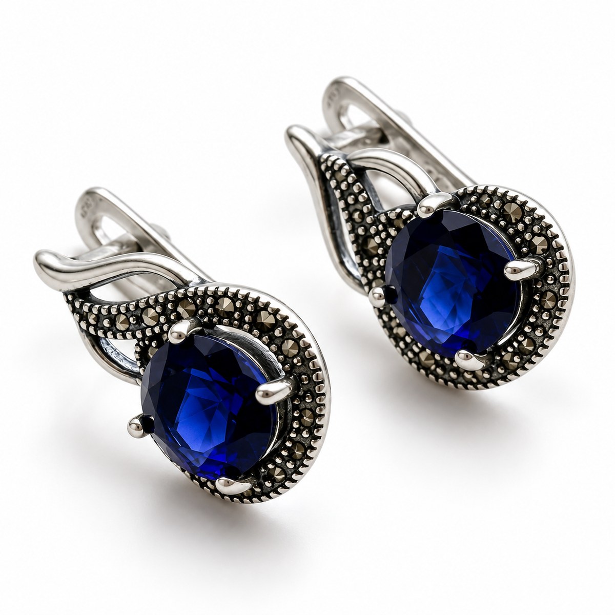 Cercei din argint 925 cu marcasite și piatră albastră ovală – Rapsodie Regală. CD654