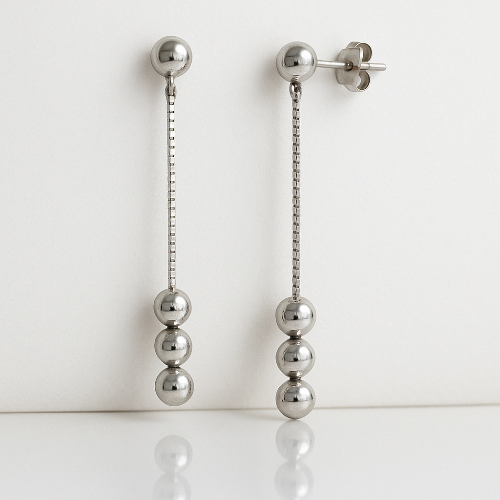 Cercei lungi din argint 925 rodiat cu bile mobile, 5.5 cm, finisaj lucios și design elegant, fotografiați pe fundal alb lucios 