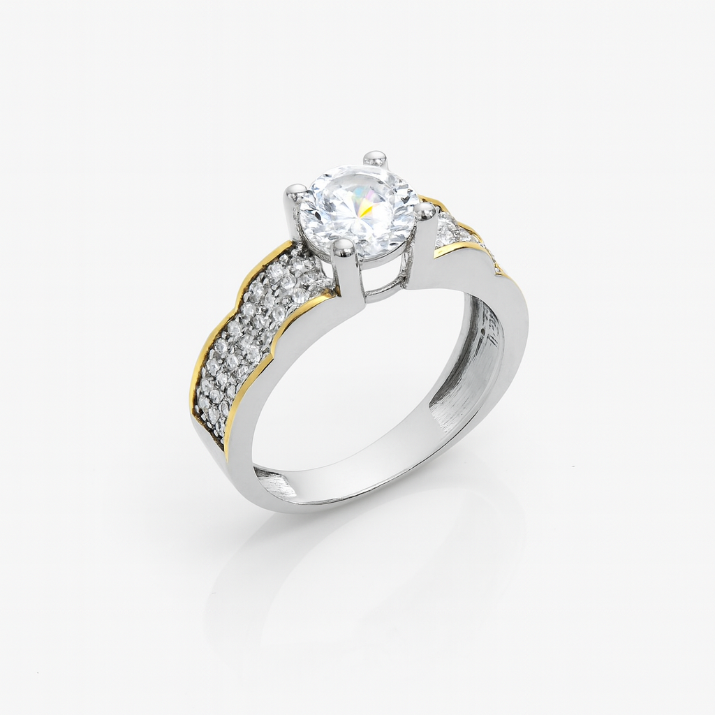 inel din argint 925 cu piatră cubic zirconia și detalii pavé, pe fundal alb 