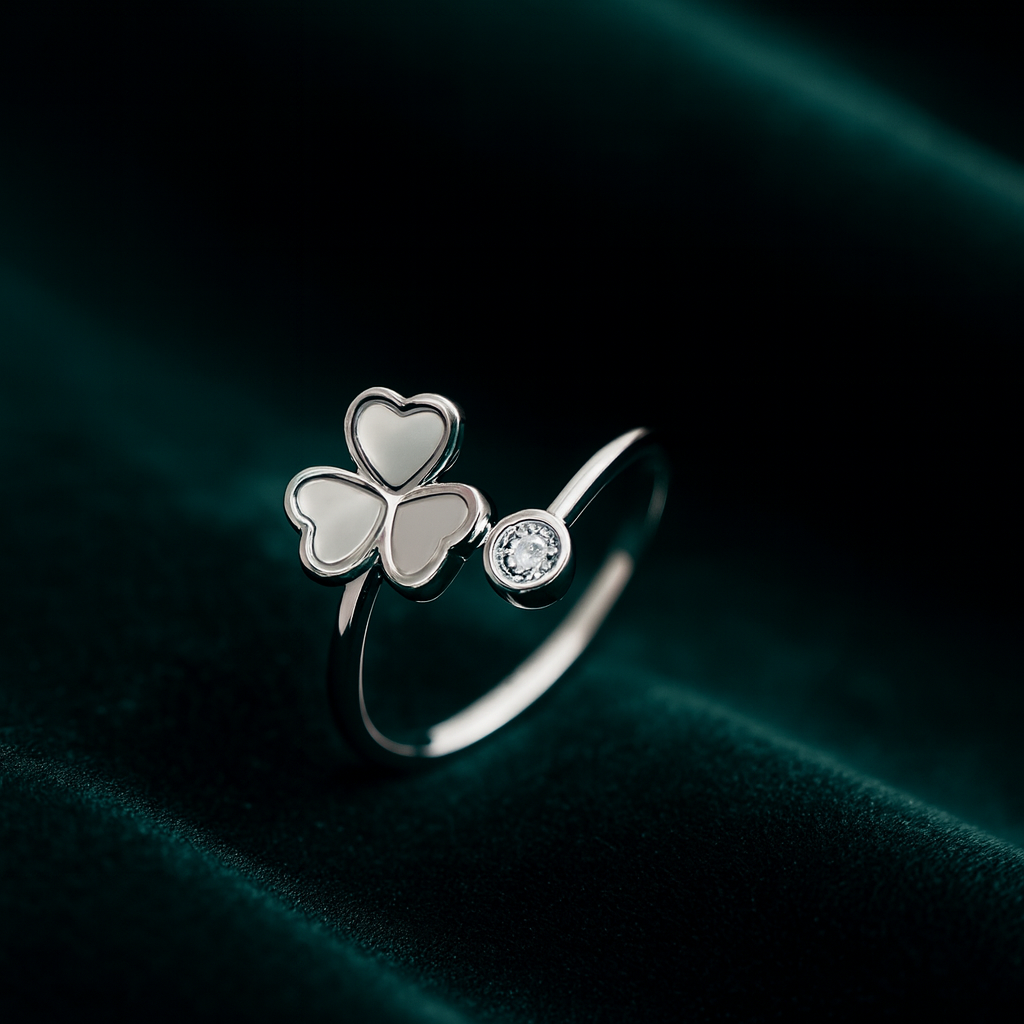 Inel Reglabil Trifoi cu Email Alb din Argint 925 Rodiat, Design Elegant