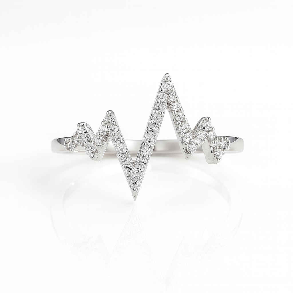 Inel din argint 925 cu design linia vieții și zirconii strălucitori, simbol al energiei și iubirii de viață, fotografiat pe fundal alb lucios pentru prezentare elegantă tip e-commerce.