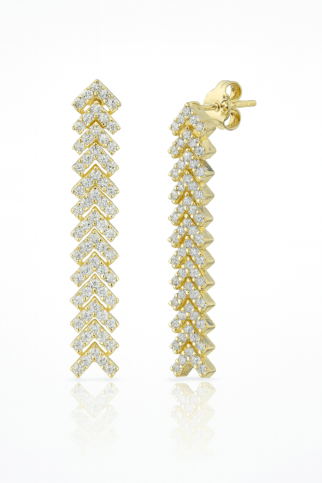 Cercei lungi din argint 925 placat cu aur 14K, cu zirconii strălucitoare, fotografiați pe fundal alb lucios, bijuterii elegante pentru femei.