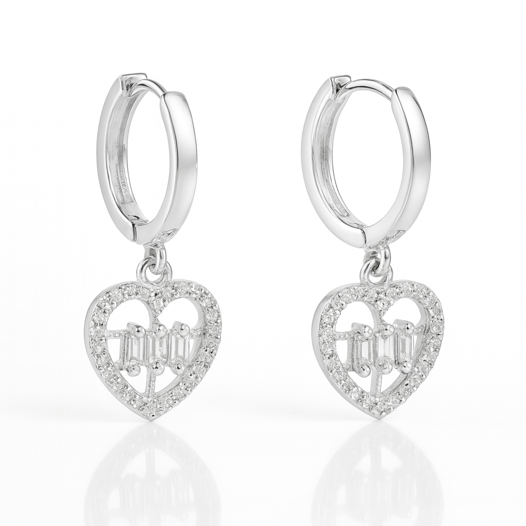 Cercei inimă din argint 925 cu pietre baguette și zirconii strălucitoare, 3.2 grame, pe fundal alb lucios