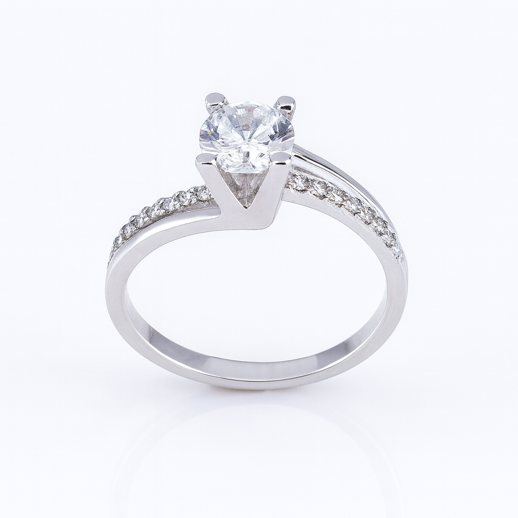 ChatGPT a spus:

inel de logodnă din argint 925 cu piatră centrală strălucitoare, design elegant și detalii fine pe bandă, bijuterie de aproximativ 2.7 grame, simbol al iubirii și promisiunii veșnice