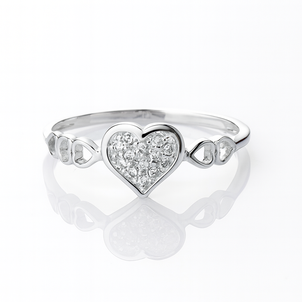 Inel din argint 925 cu inimă și pietre strălucitoare, bijuterie elegantă pentru femei, simbol al iubirii pure, livrat cu cutie cadou și certificat de conformitate, fundal alb
