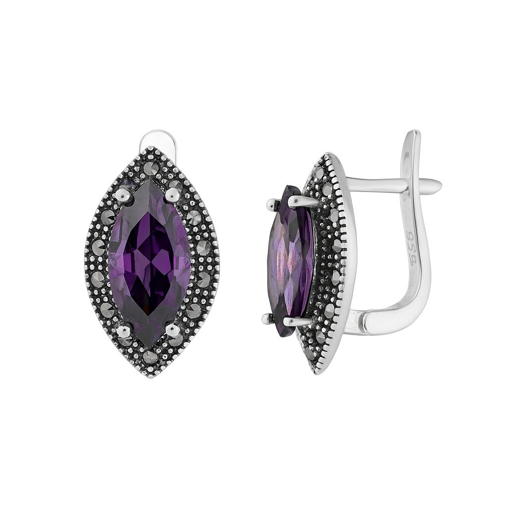 Cercei din argint 925 cu marcasite și piatră mov marquise, lungime 1,8 cm, greutate 5.61 g, prezentați pe fundal alb tip e-commerce.