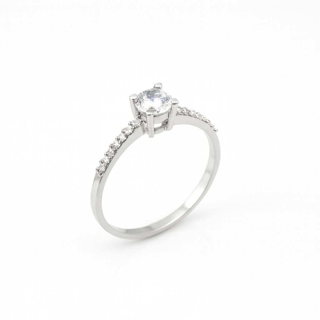 Inel de logodnă rafinat din argint 925, având o piatră centrală din zirconiu alb montată pe un design modern și delicat. Bijuteria cântărește aproximativ 1.65 grame, este livrată într-o cutie de bijuterii elegantă, însoțită de factură și certificat de conformitate. Simbolizează iubirea eternă, promisiunea și eleganța autentică, fundal alb
