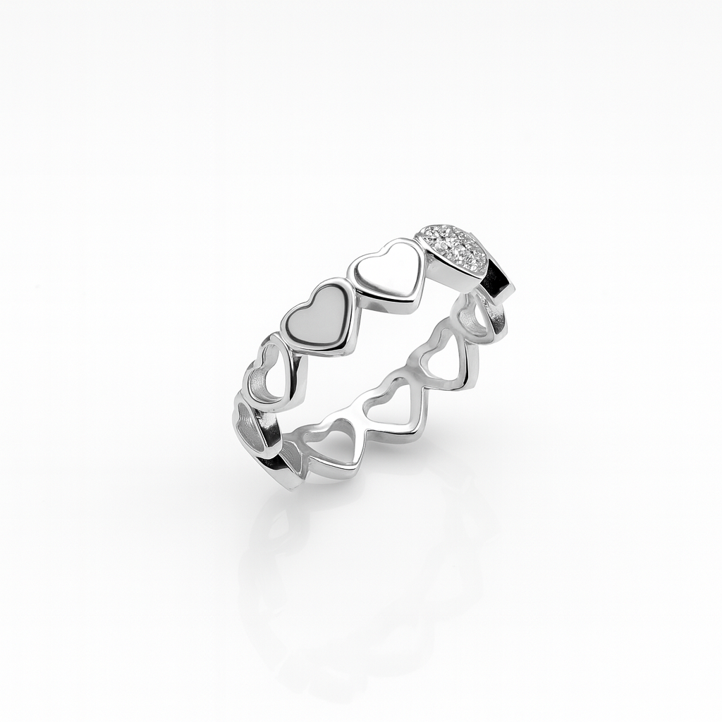 Inel din argint 925 cu inimioare și sidef natural, simbol al iubirii pure și al feminității. Bijuterie elegantă de aproximativ 2.02 grame, livrată în cutie cadou, verificată și marcată de ANPC, cu factură și certificat de conformitate, fundal alb