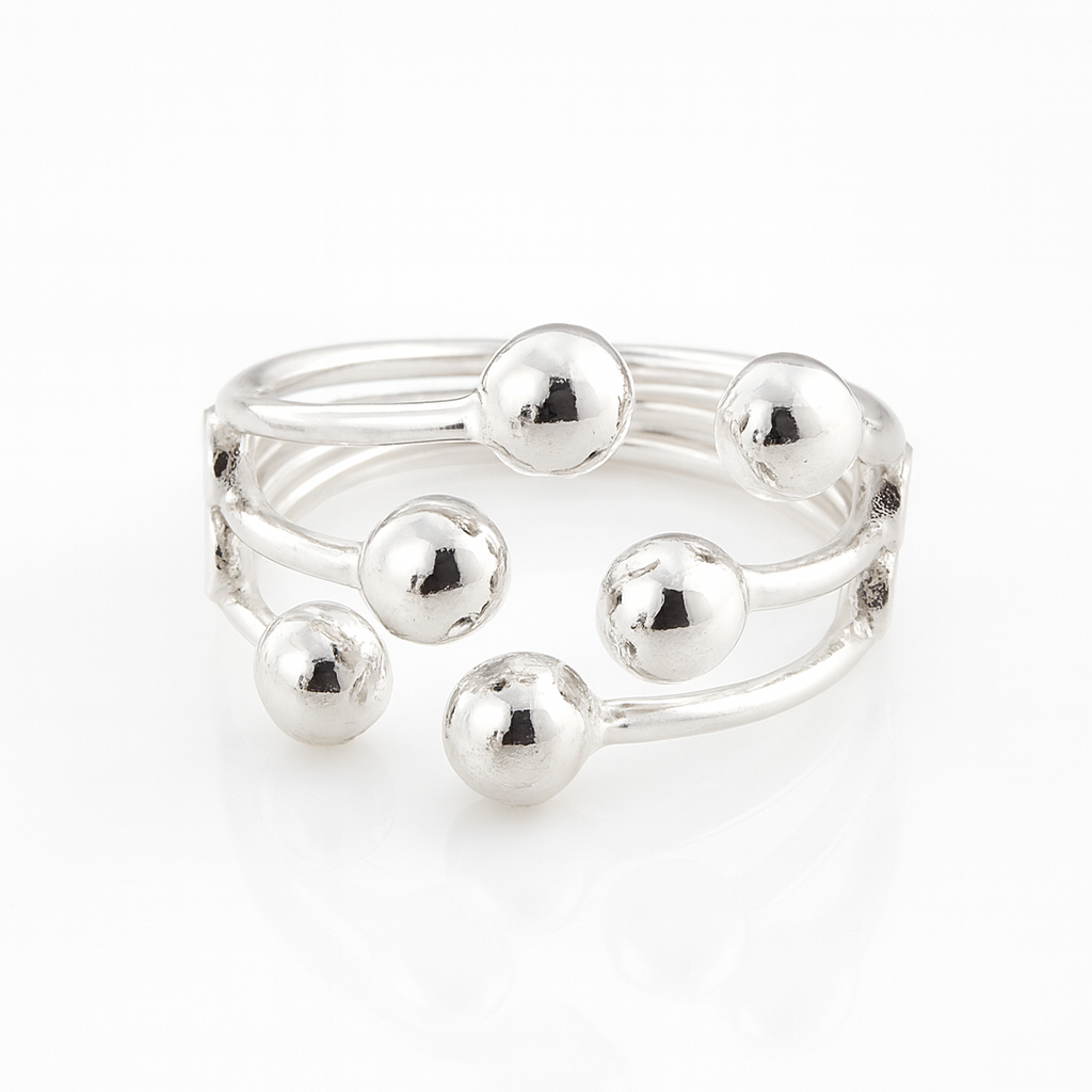 Inel din argint 925 cu șase biluțe decorative, design modern și finisaj lucios, prezentat pe fundal alb strălucitor.