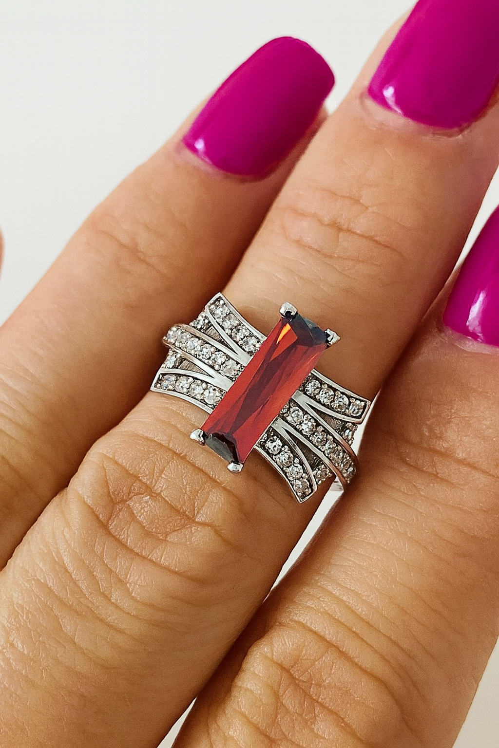 Inel Excentric din argint 925 Crimson Eternity cu Piatra Roșie Rectangulară marimea 17