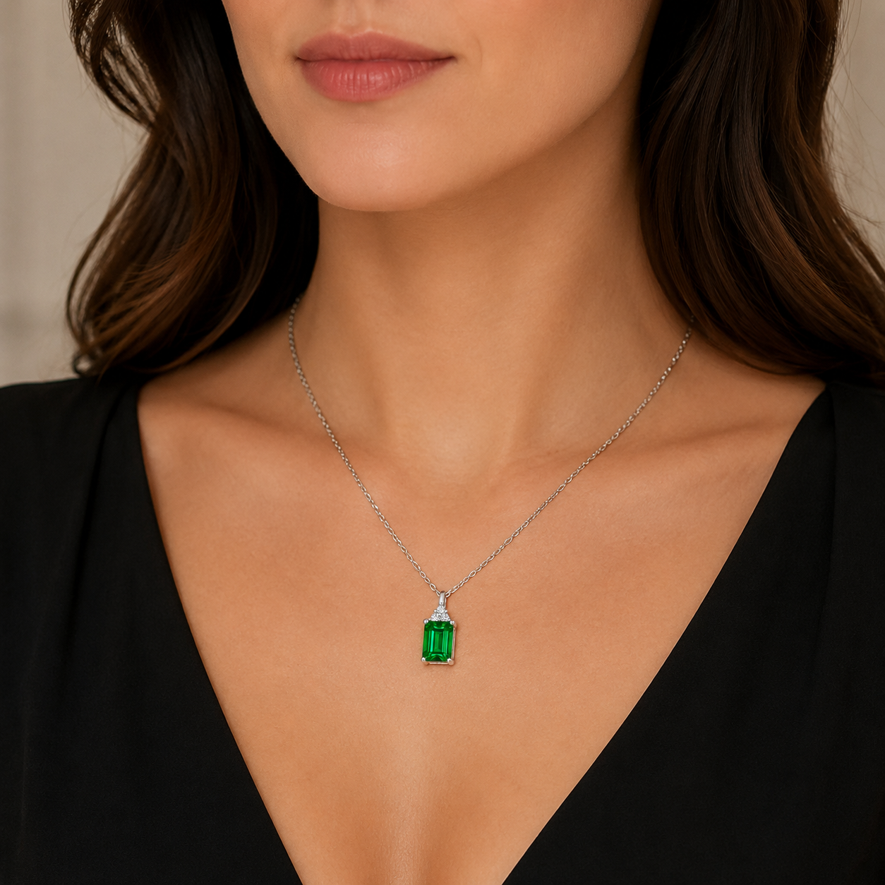 Colier din Argint 925 cu Pandantiv Verde Emerald și Zirconii – Eleganță Rafinată și Strălucire Atemporală. C233