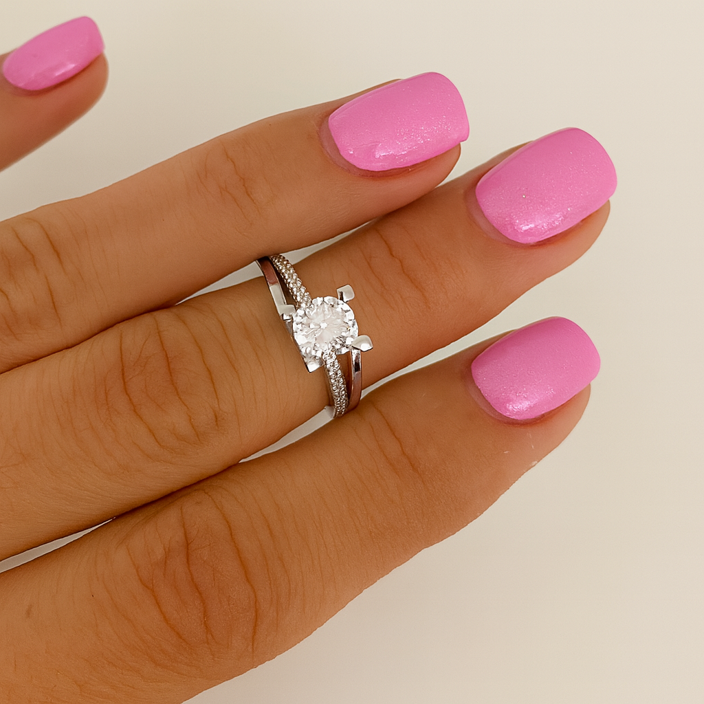 ChatGPT a spus:

inel de logodnă din argint 925 cu piatră centrală strălucitoare, design elegant și detalii fine pe bandă, bijuterie de aproximativ 2.7 grame, simbol al iubirii și promisiunii veșnice, pe deget