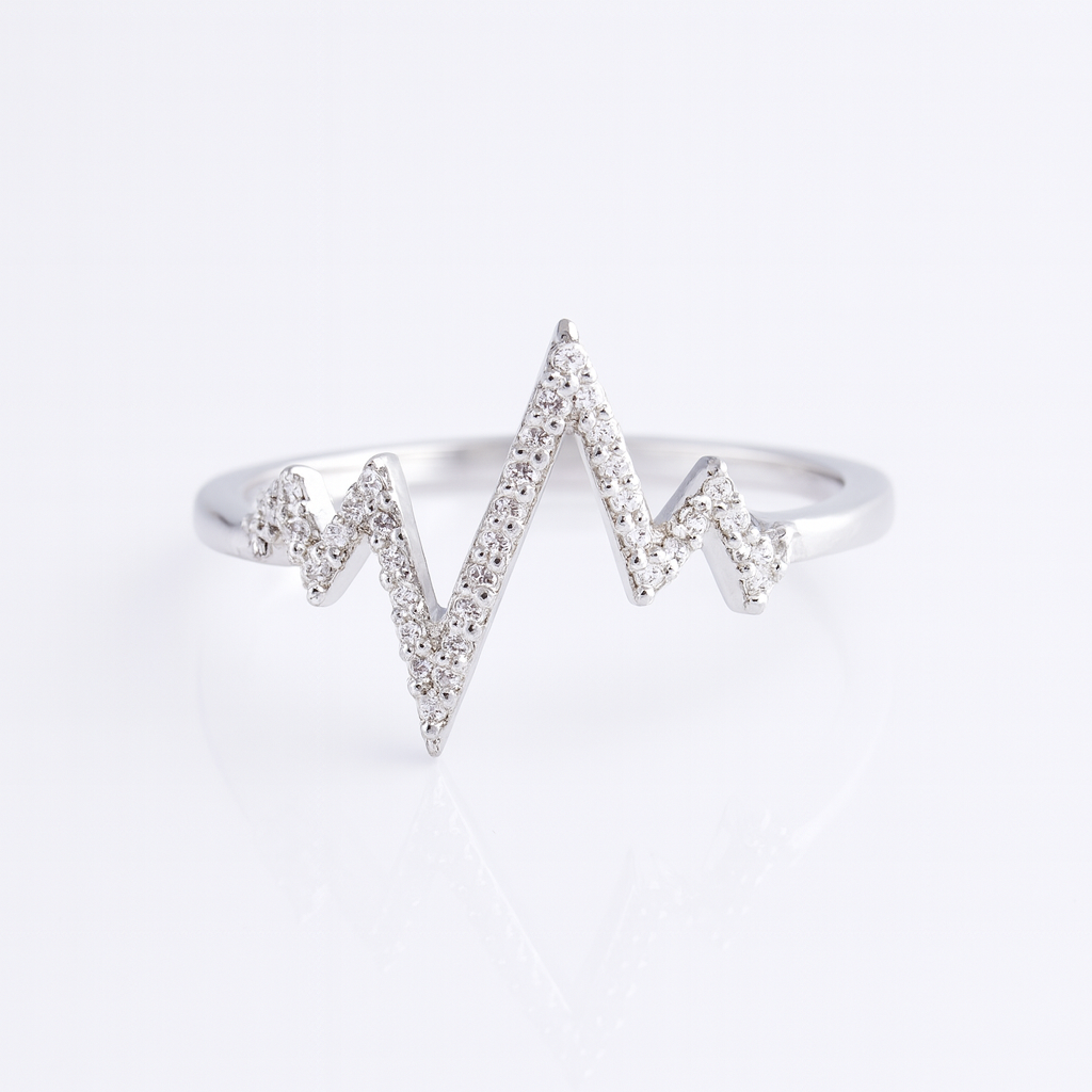 Inel din argint 925 cu design linia vieții și zirconii strălucitori, simbol al energiei și iubirii de viață, fotografiat pe fundal alb lucios .