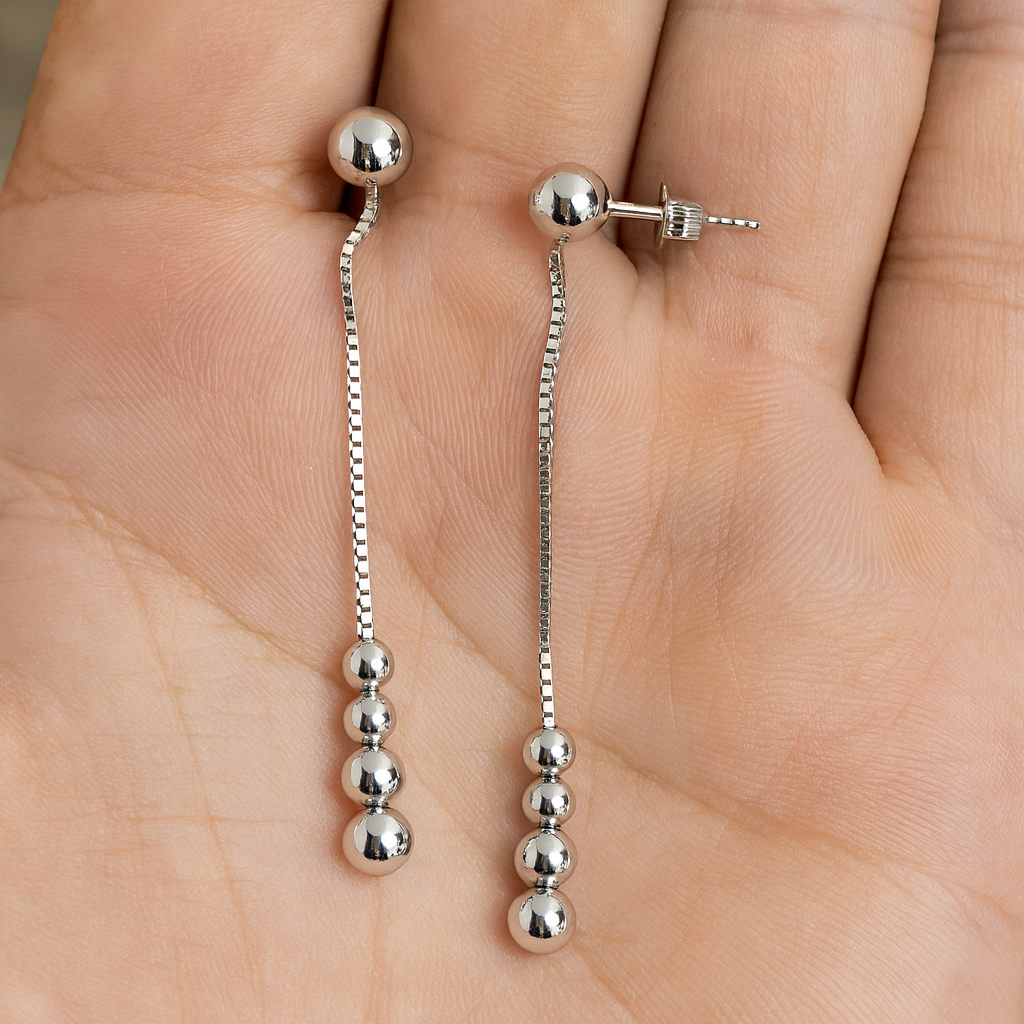 Cercei argint 925 rodiat cu finisaj lucios și detalii sferice, simbol al echilibrului și rafinamentului, ideali pentru ținute elegante.