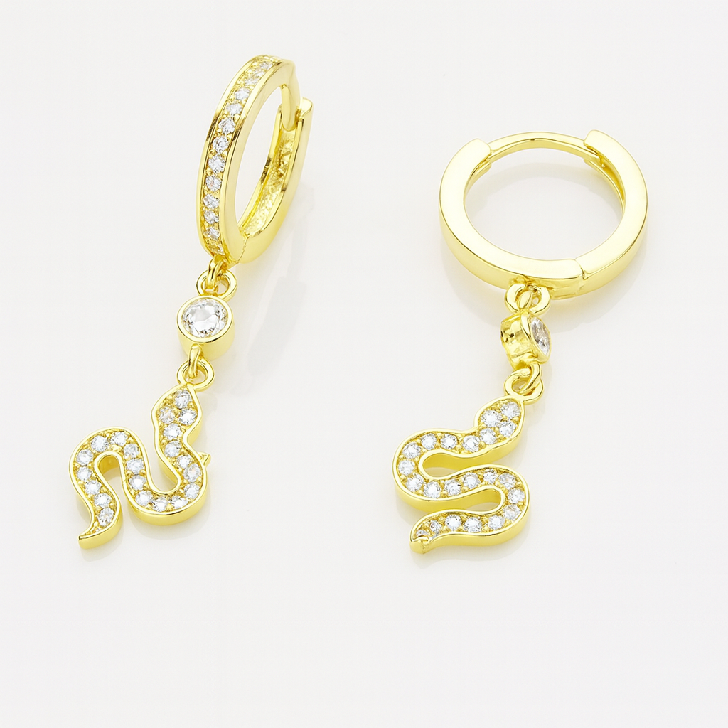 Cercei Serpente din argint 925 placat cu aur de 14K, în formă de șarpe cu cristale cubic zirconia, prezentați pe fundal alb lucios, bijuterie elegantă pentru femei. CERCEI SARPE PLACAT CU ARU