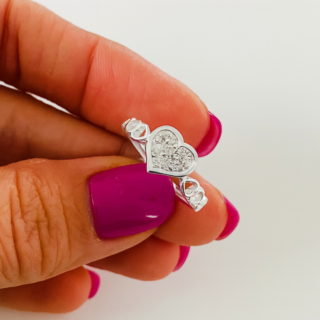 Inel din argint 925 cu inimă și pietre strălucitoare, bijuterie elegantă pentru femei, simbol al iubirii pure, livrat cu cutie cadou și certificat de conformitate, in mana
