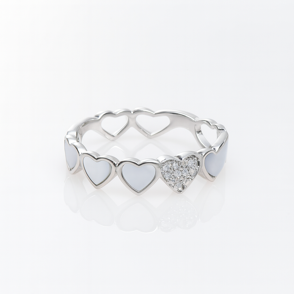 Inel din argint 925 cu inimioare și sidef natural, simbol al iubirii pure și al feminității. Bijuterie elegantă de aproximativ 2.02 grame, livrată în cutie cadou, verificată și marcată de ANPC, cu factură și certificat de conformitate, fundal alb lucios
