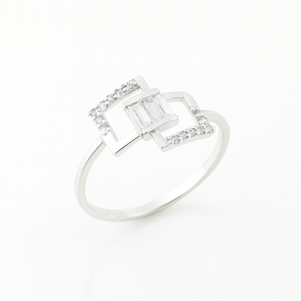 Inel din argint 925 cu design geometric și zirconii strălucitoare, pe fundal alb lucios, fotografie profesională pentru e-commerce.