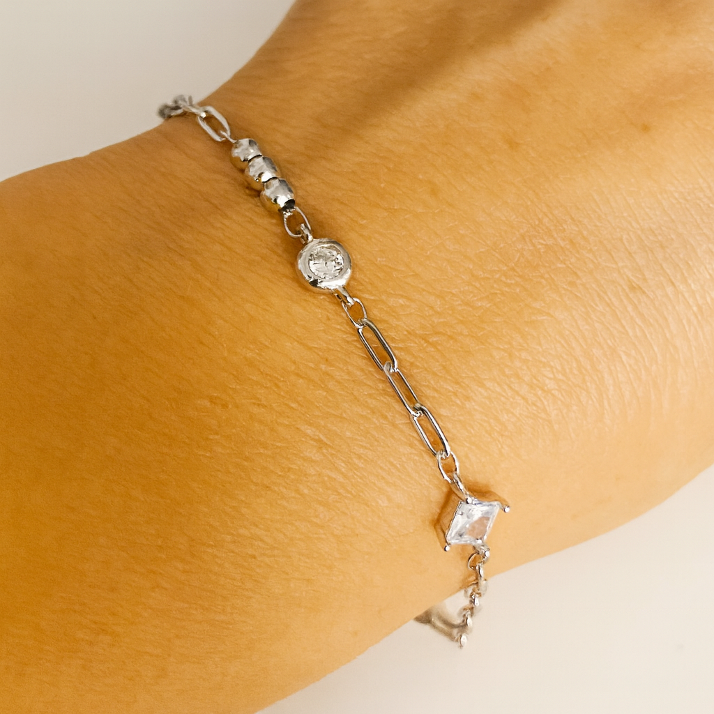 Brățară fină din argint 925 cu lanț reglabil 17+4 cm și pietre zirconia, pe mana