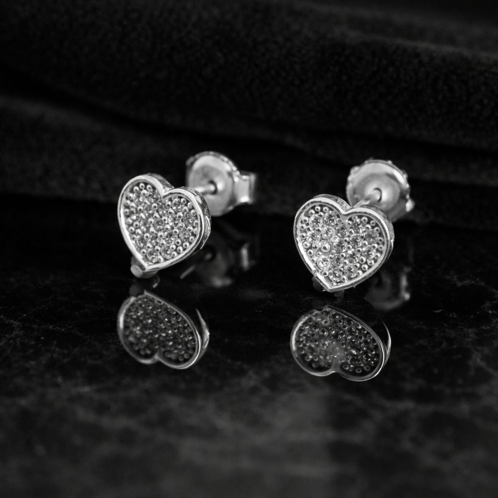 Cercei Inimă 8 mm din Argint 925 cu Zirconii – Delicați și Strălucitori, Cadou Elegant pentru Femei. CD305