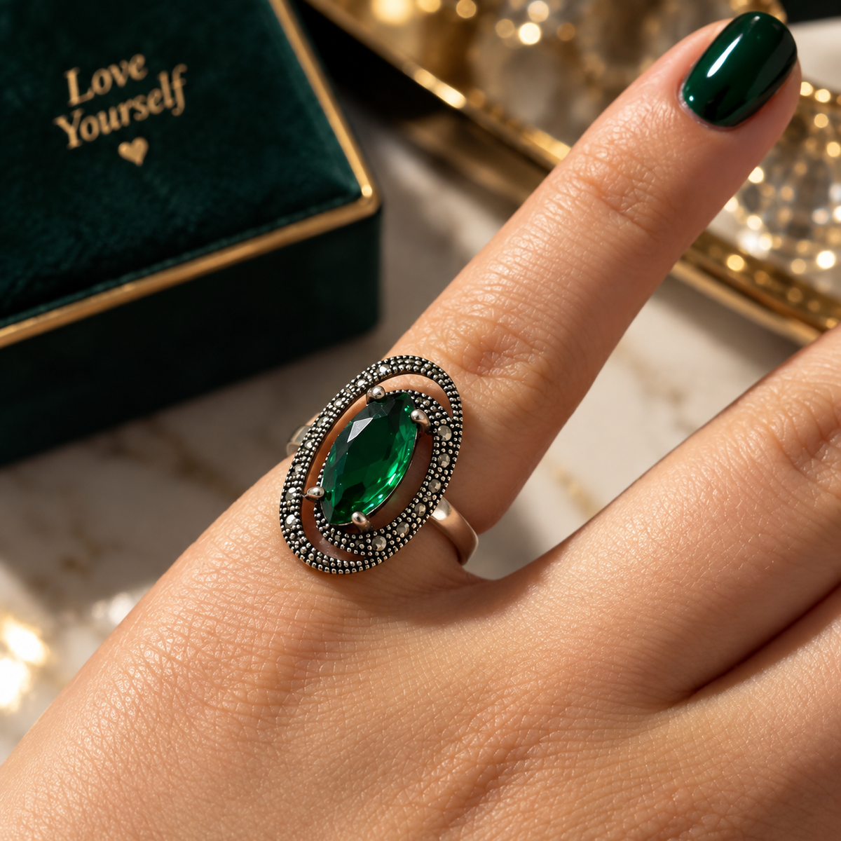 Inel din Argint 925 cu Piatră Verde Smarald și Detalii Vintage – Eleganță Regală
