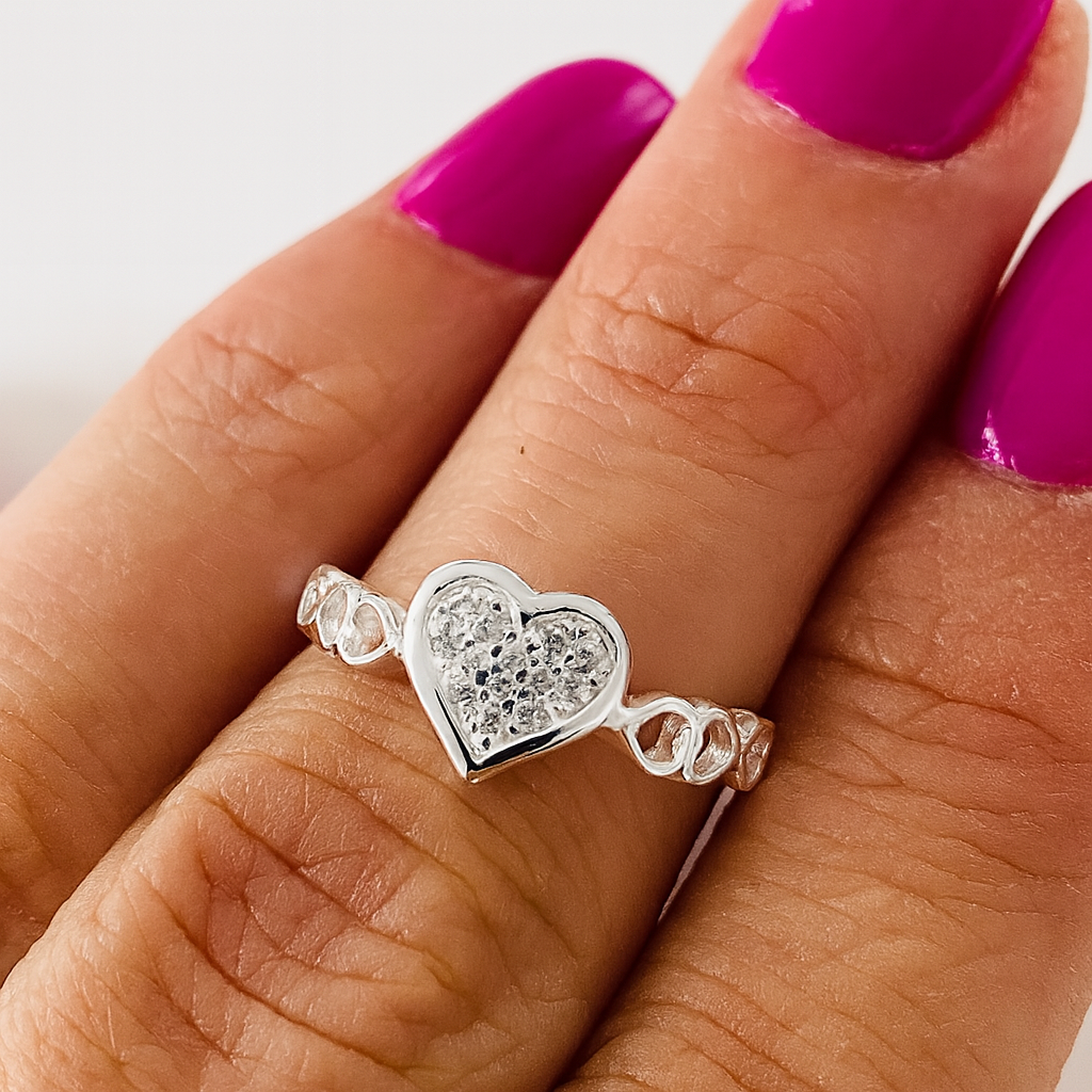 Inel din argint 925 cu inimă și pietre strălucitoare, bijuterie elegantă pentru femei, simbol al iubirii pure, livrat cu cutie cadou și certificat de conformitate, pe deget