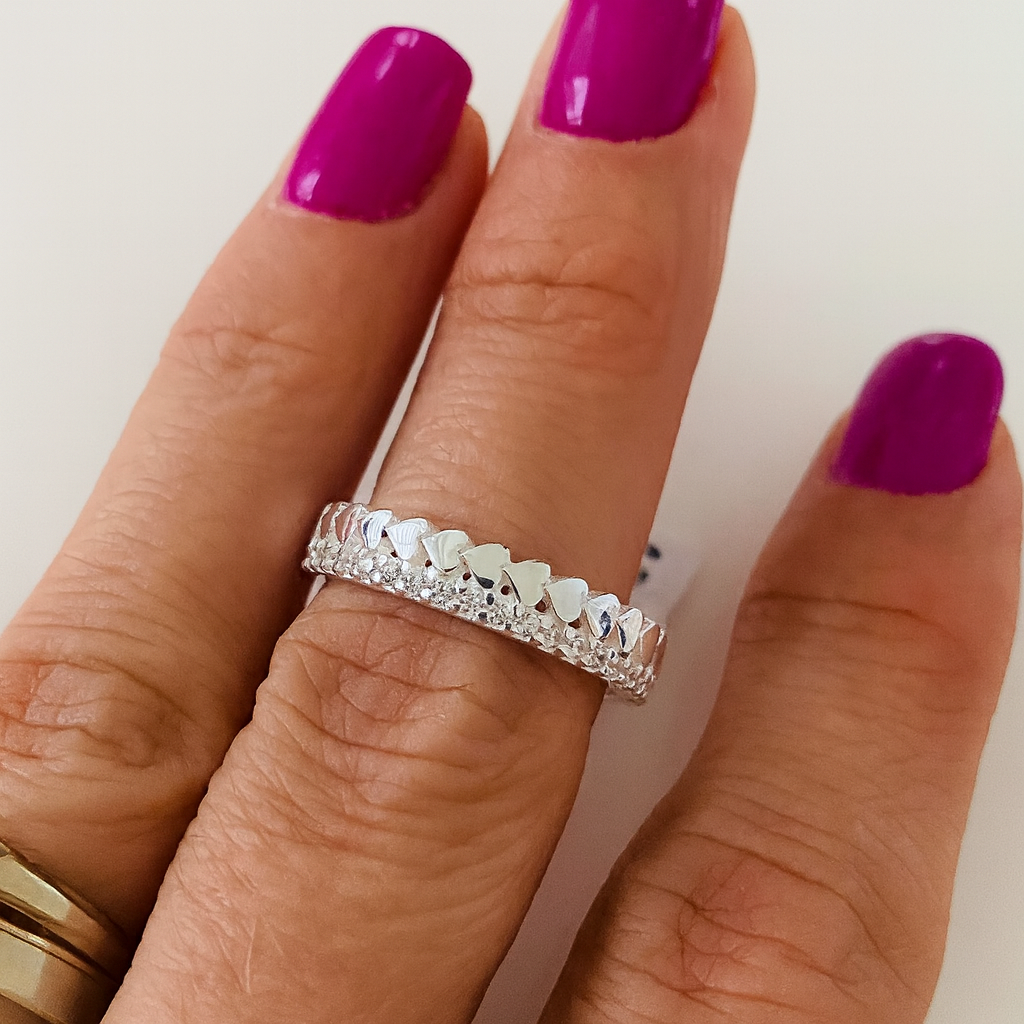 Inel din argint 925 pentru femei, model eternity cu inimi, lățime 4mm, greutate aproximativ 3.10 grame, finisaj lucios, livrat în cutie elegantă de bijuterii, marcat și verificat ANPC – simbol al iubirii eterne.