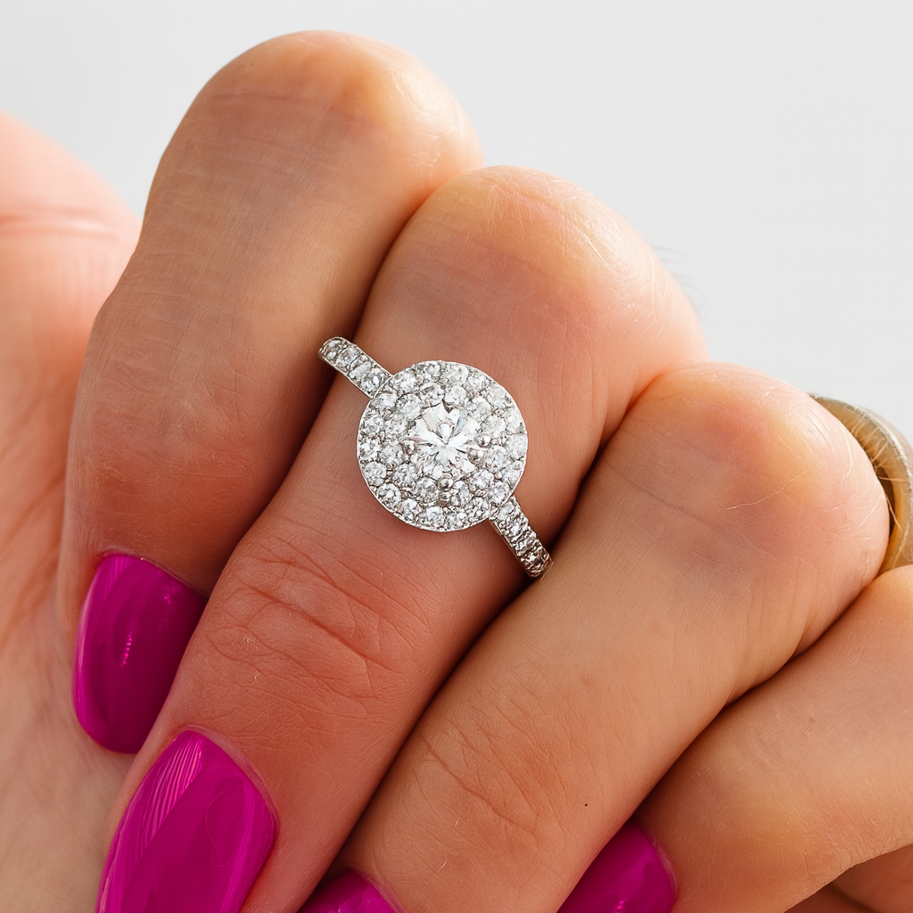 Inel din argint 925 cu zirconii strălucitoare „Eternal Spark”, verificat și marcat ANPC, aproximativ 2.15 grame, prezentat pe fundal alb lucios, stil e-commerce, livrat cu cutie de bijuterii cadou, factură și certificat de conformitate – simbol al iubirii eterne și al eleganței feminine, pe deget