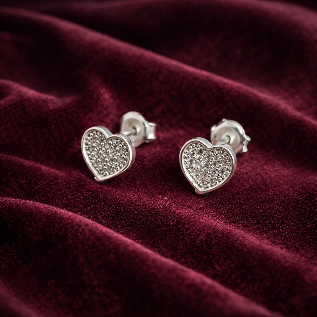 Cercei Inimă 8 mm din Argint 925 cu Zirconii – Delicați și Strălucitori, Cadou Elegant pentru Femei. CD305