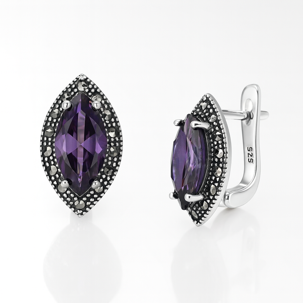 Cercei din argint 925 cu marcasite și piatră mov marquise, lungime 1,8 cm, greutate 5.61 g, prezentați pe fundal alb tip e-commerce.