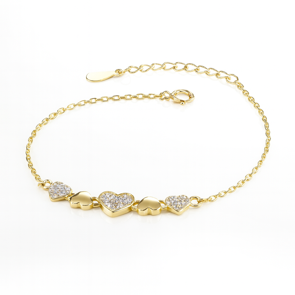 Brățară elegantă din argint 925 placat cu aur de 14K, model cu inimioare strălucitoare, simbol al iubirii și conexiunii, fotografie pe fundal alb lucios, prezentare tip e-commerce de lux.