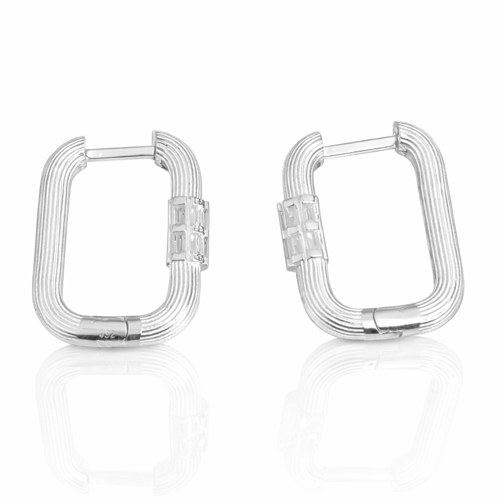 Cercei din Argint 925 „Luminis Recta” – Cercei Eleganți cu Design Striat și Accente Strălucitoare. CD541